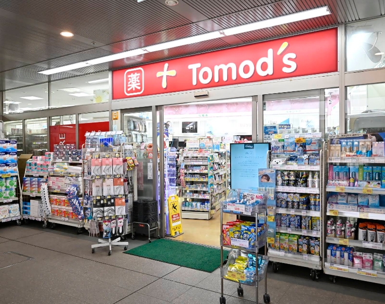 ドラックストア　トモズ白金プラザ店（ドラッグストア）まで717m
