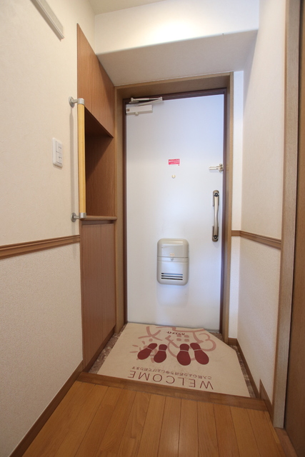 玄関　玄関横にシューズボックスがついているので、片付いた玄関がキー