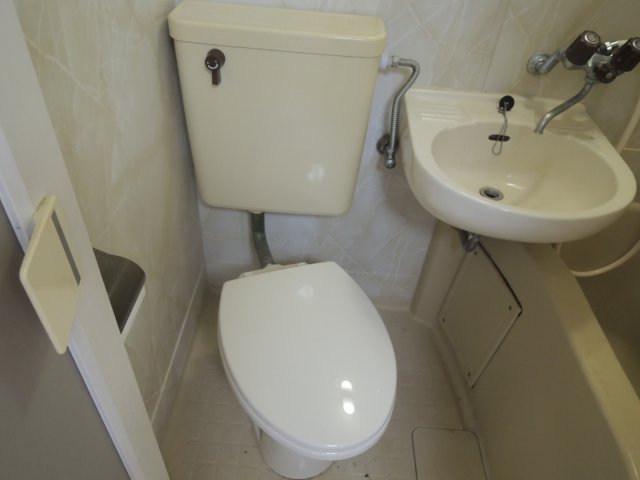 京王線 明大前駅 徒歩5分 2階建 築40年のトイレ写真
