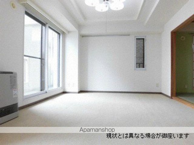 地下鉄東西線 西１８丁目駅 徒歩4分 10階建 築41年の居間写真