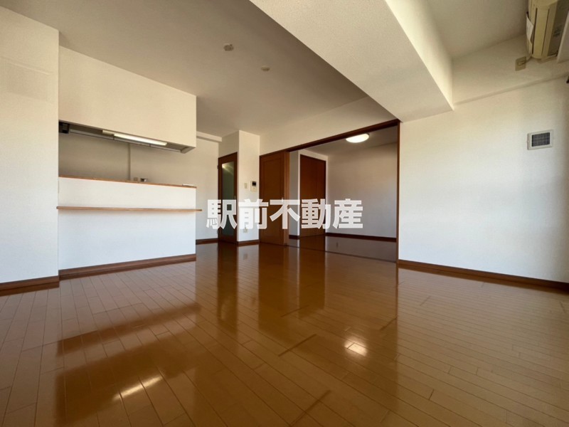 西鉄天神大牟田線 櫛原駅 徒歩16分 8階建 築17年の居間写真