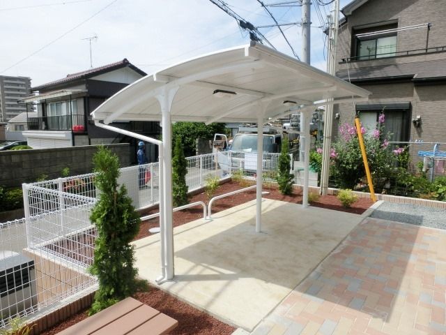 エントランス　屋根付きの駐輪場です。