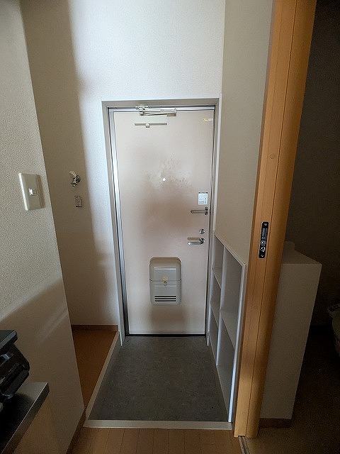 玄関　同物件別号室のものです。