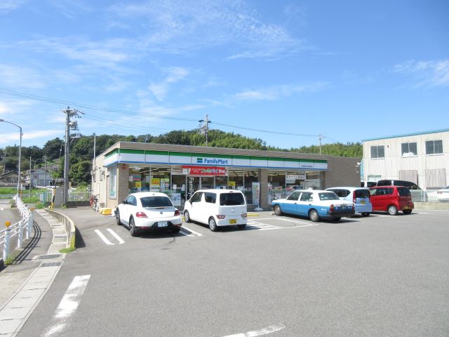 コンビニ　ファミリーマート（コンビニ）まで590m