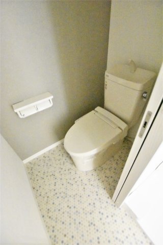 トイレ　同物件、別号室の参考写真です。
