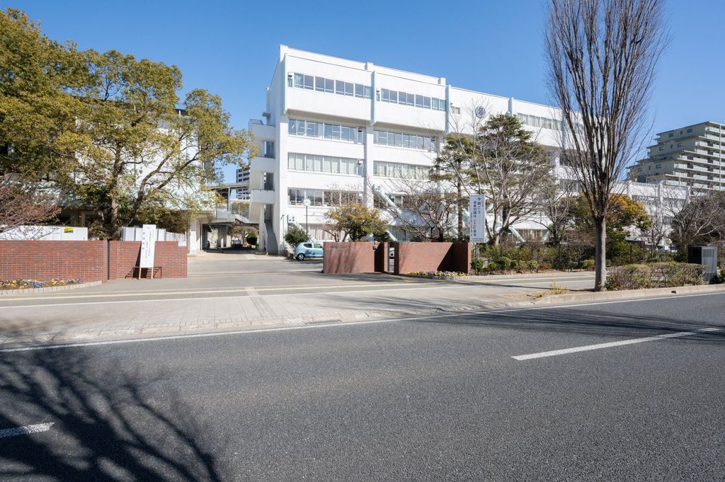 中学校　習志野市立第一中学校（中学校）まで320m