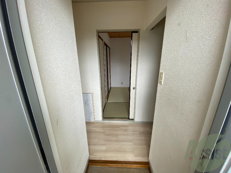 玄関　玄関からの様子です。すぐ部屋が見えないのは安心ですね。