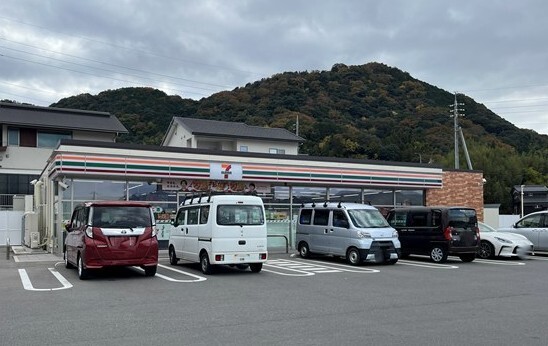 コンビニ　セブンイレブン湯田温泉スマートインター店（コンビニ）まで338m