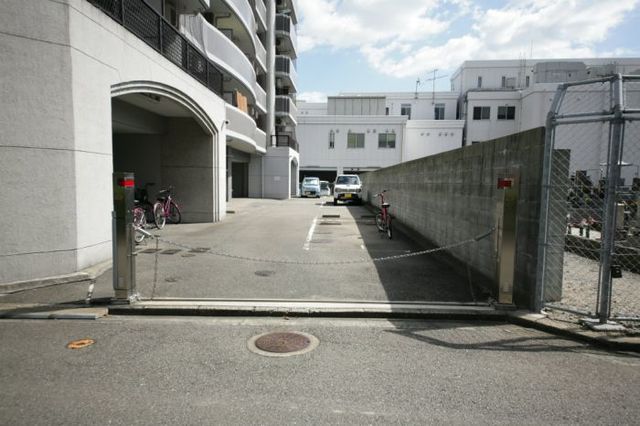 駐車場　駐車場入口