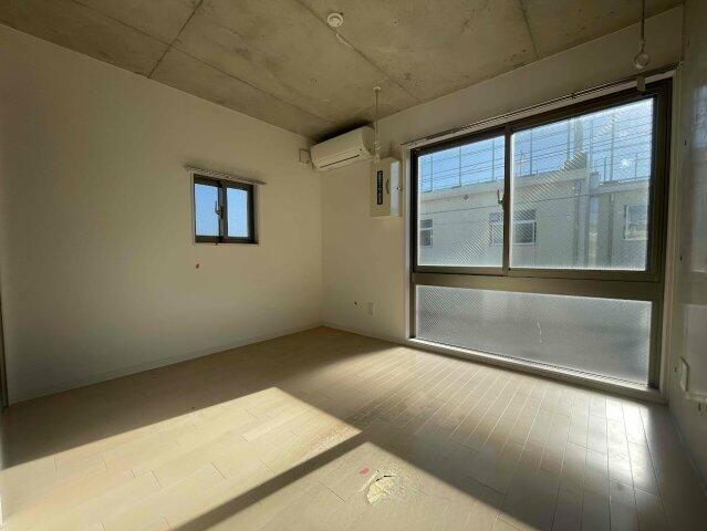 居室・リビング　南東角部屋の明るい洋室