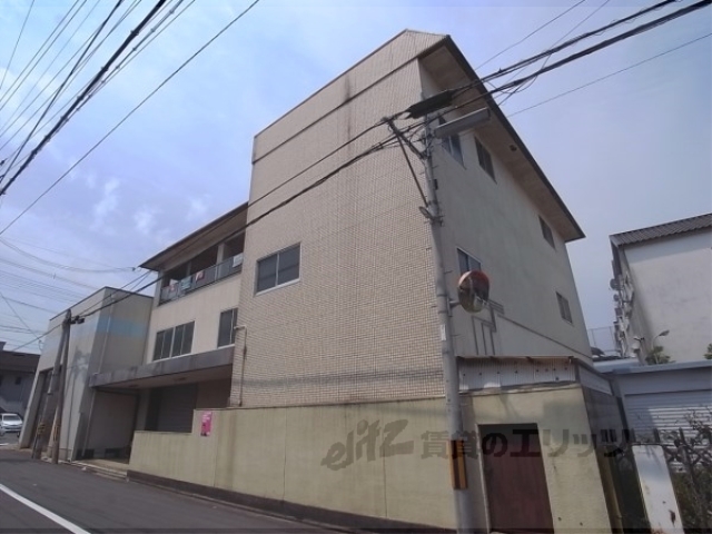 京都市伏見区下鳥羽芹川町のマンションの建物外観