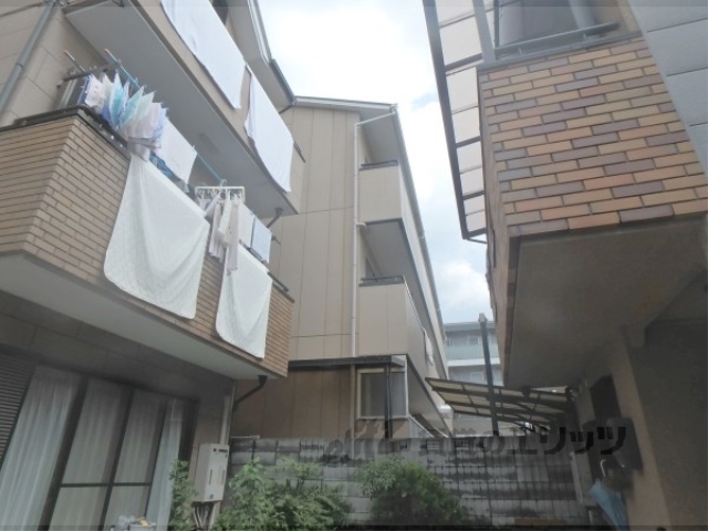 京都市山科区安朱馬場ノ東町のマンションの建物外観