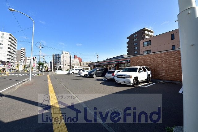 【札幌市白石区菊水一条のマンションのコンビニ】