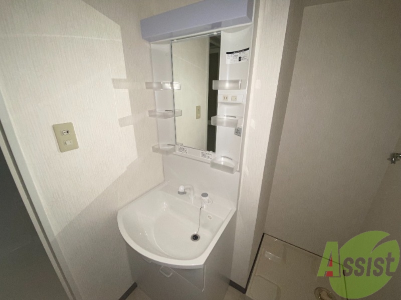 洗面設備　洗面化粧台も独立しており、洗面台の棚も利便性がありますね