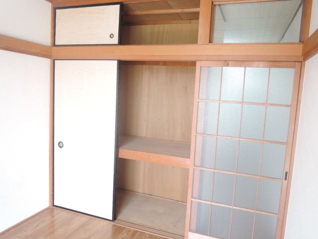 収納　奥行きも十分御座います。