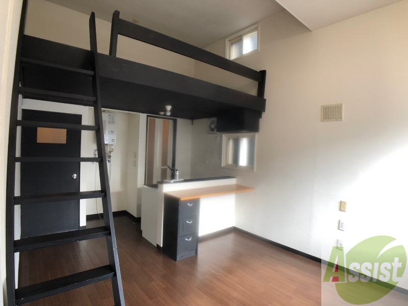 居室・リビング　ロフト付きの洋室です。お部屋も明るく過ごしやすそう。