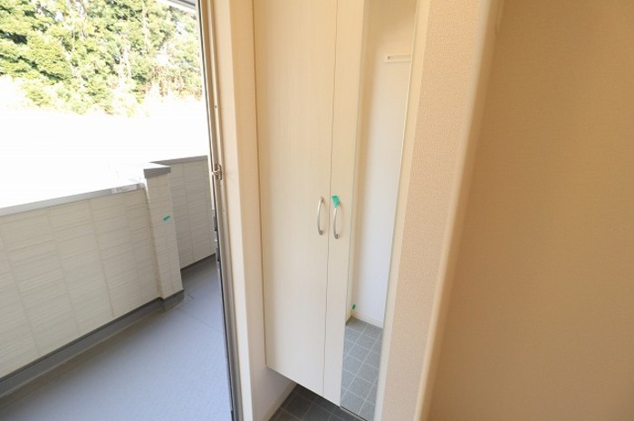 玄関　鏡があり、お出かけ前に身だしなみチェック出来ます♪