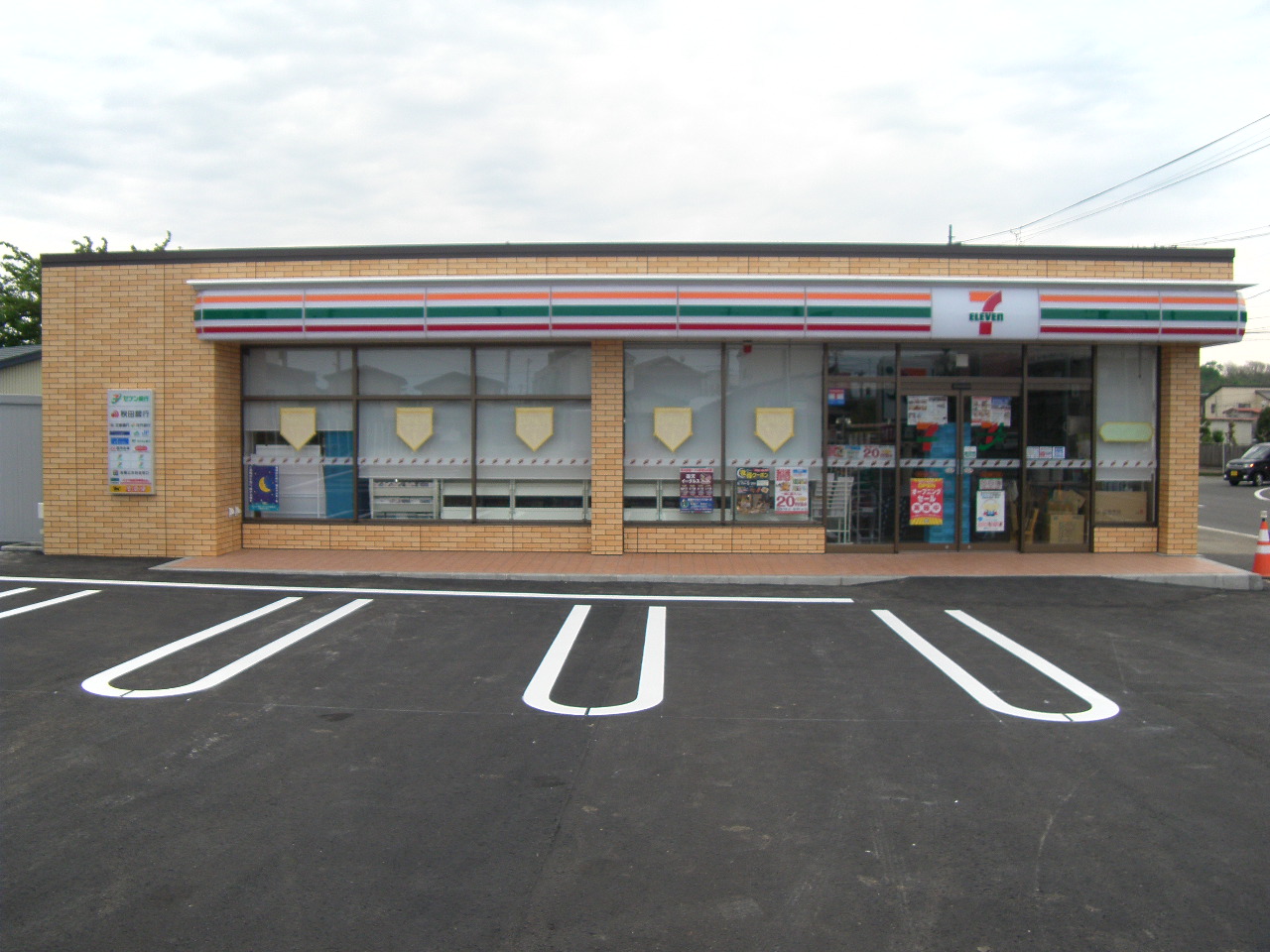 コンビニ　セブンイレブン秋田牛島東3丁目店（コンビニ）まで301m