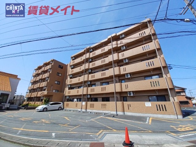 松阪市大黒田町のマンションの建物外観