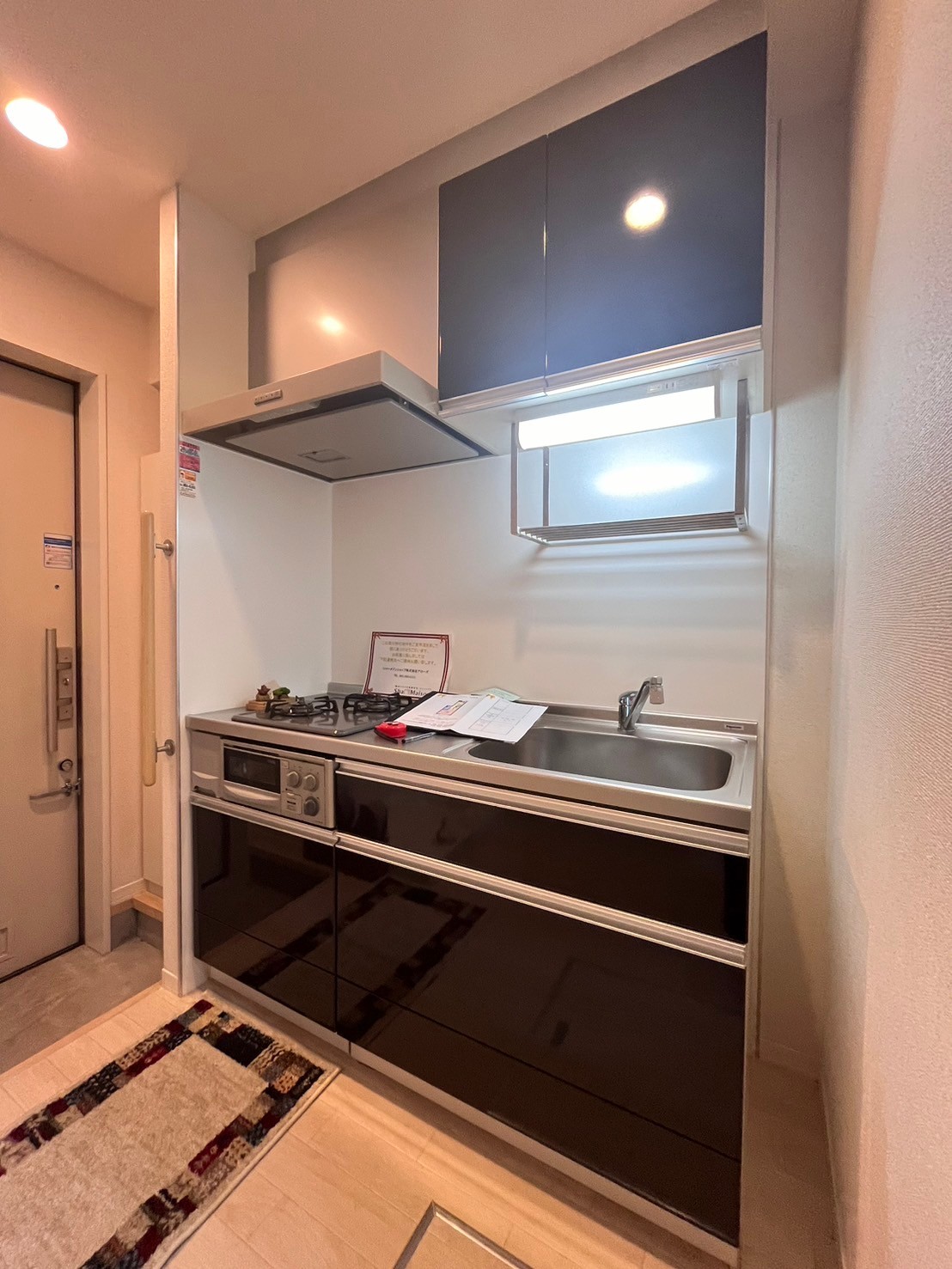 キッチン　2口グリル付きのシステムキッチン。