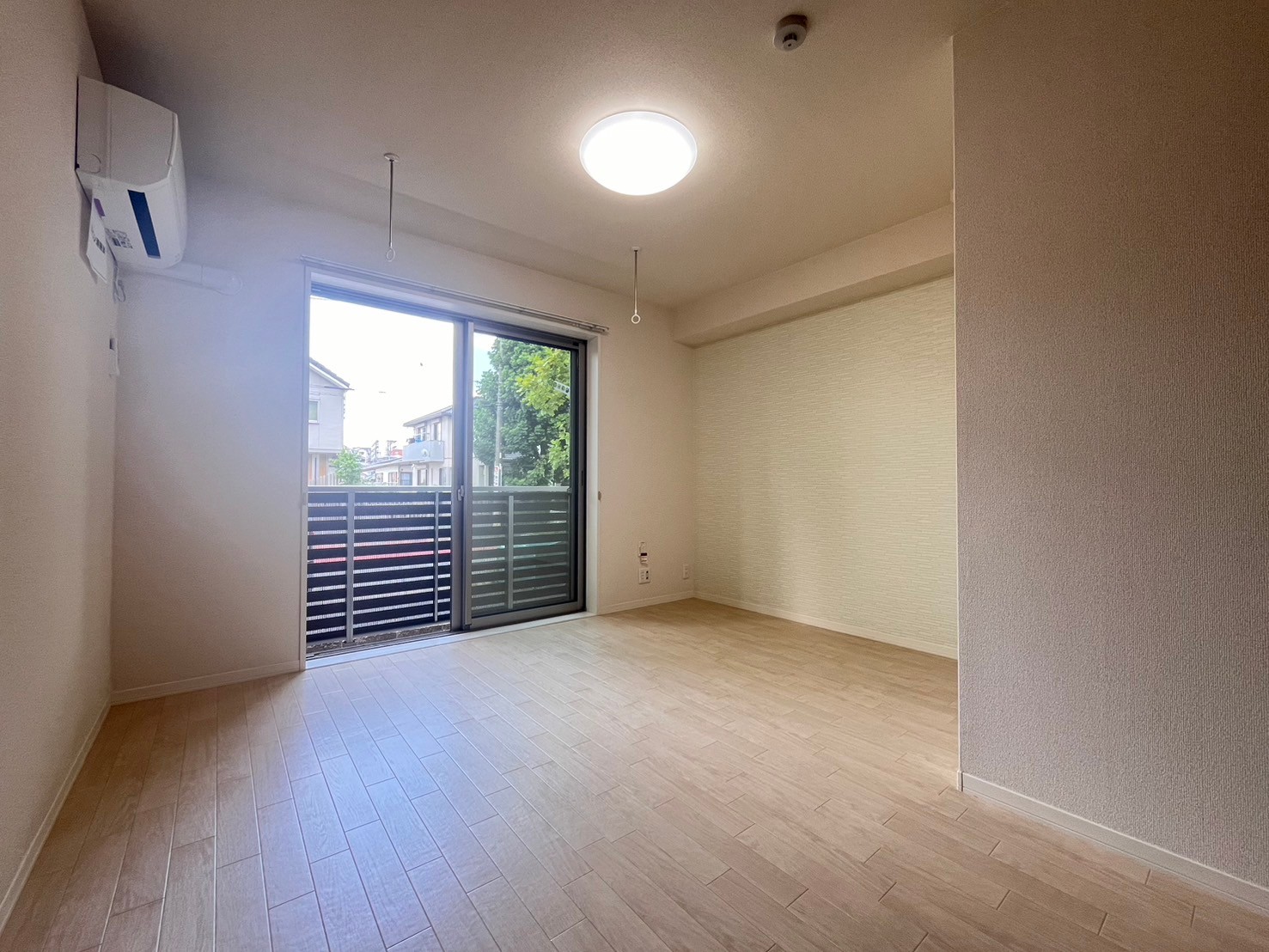 居室・リビング　エアコン1基・照明付き。7.6帖の居室です。