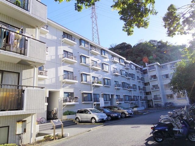 【鎌倉市笛田のマンションの建物外観】