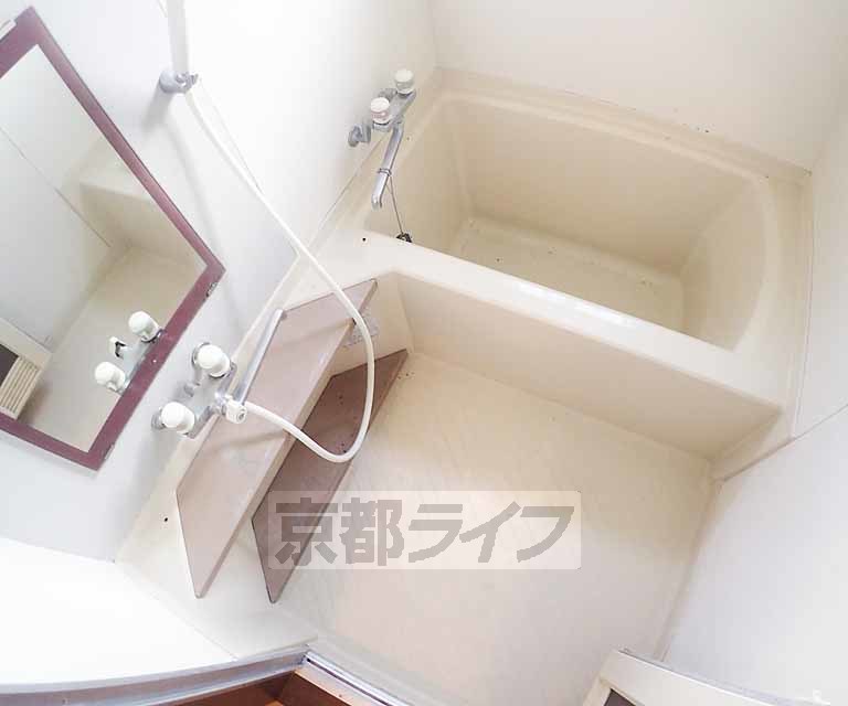 バス・シャワールーム　鏡のついた便利なお風呂