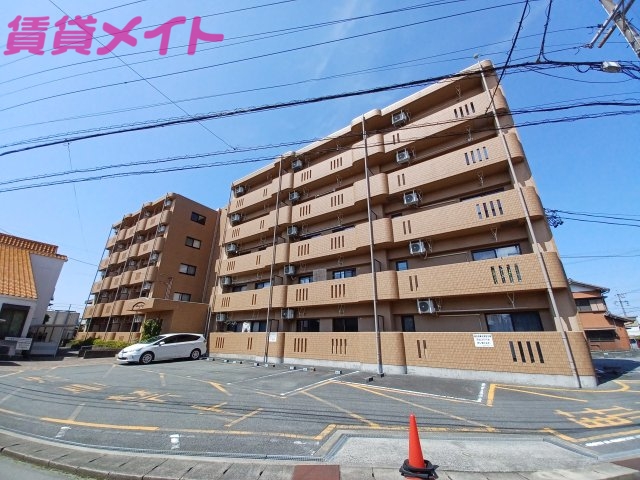 松阪市大黒田町のマンションの建物外観