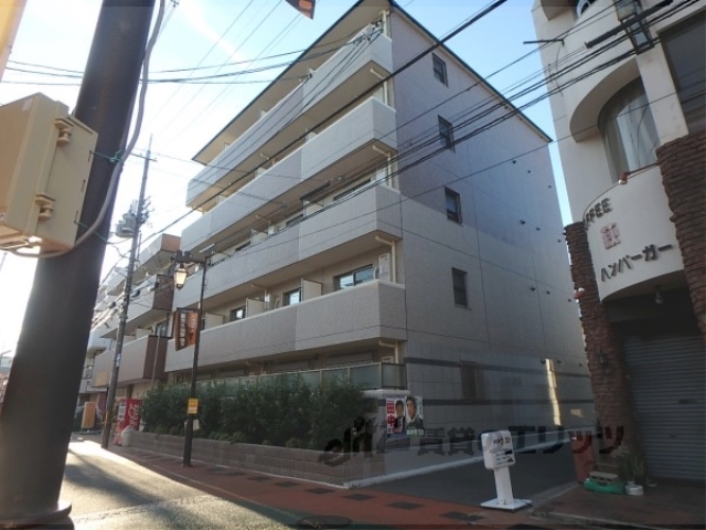 京都市右京区太秦多藪町のマンションの建物外観