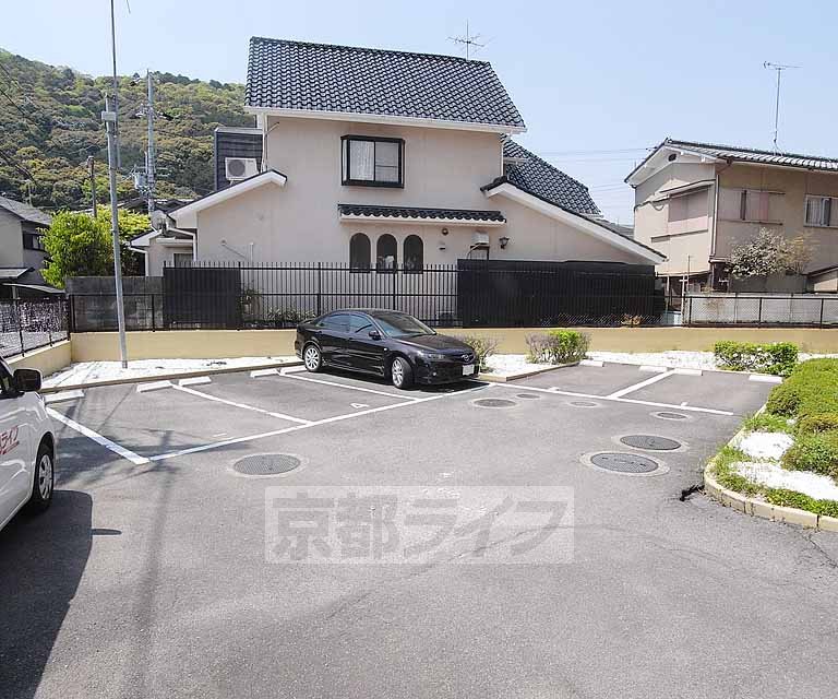 【京都市西京区嵐山内田町のマンションの駐車場】