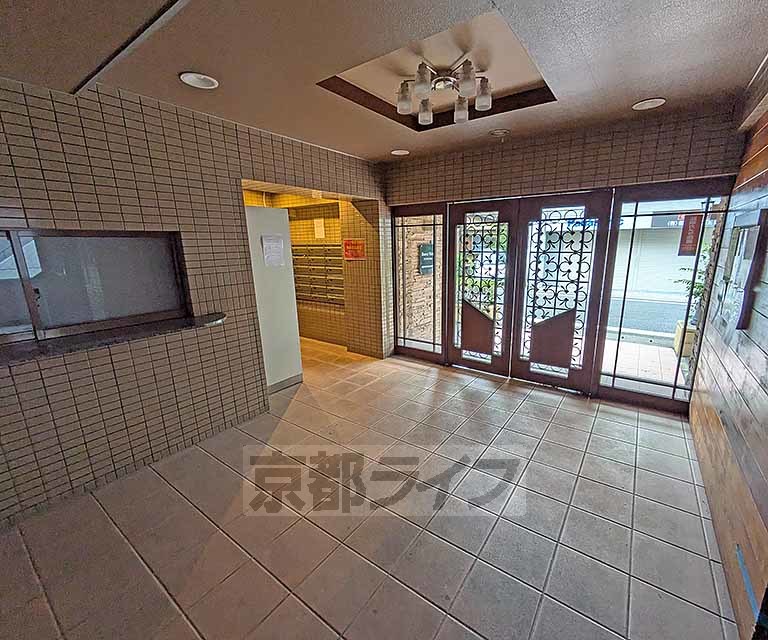 【京都市西京区嵐山内田町のマンションのエントランス】