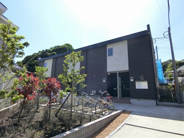 鎌倉市稲村ガ崎のアパートの建物外観