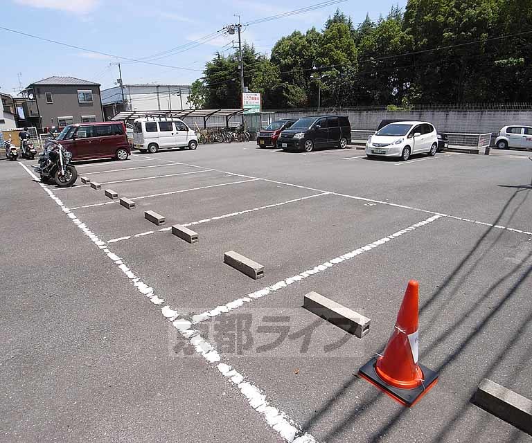 【京都市伏見区横大路貴船のマンションの駐車場】