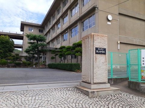 【福山市曙町のアパートの中学校】