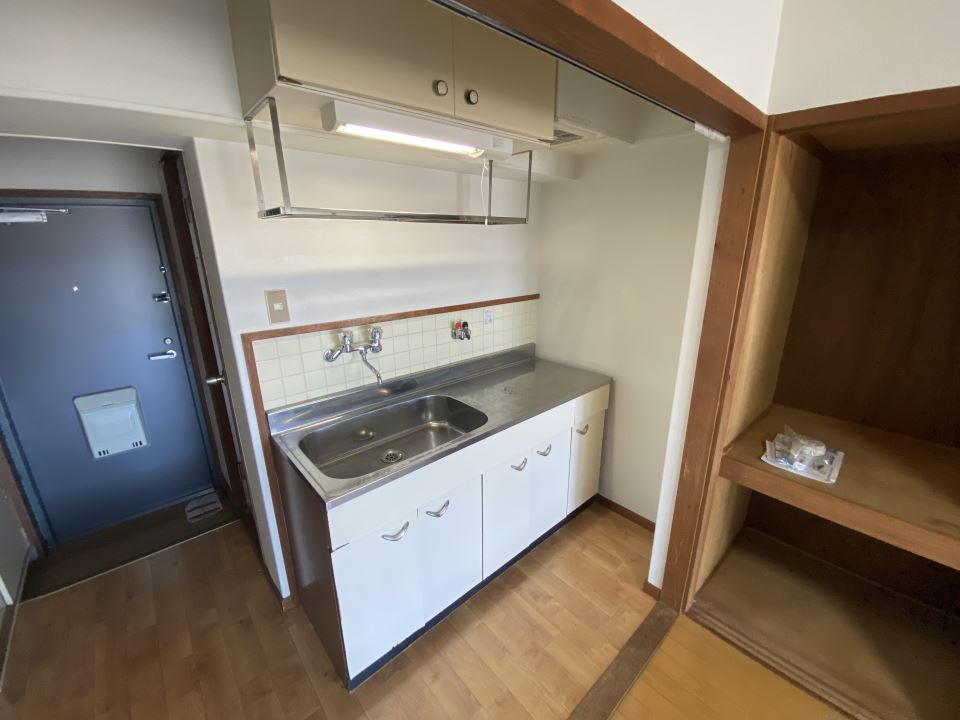 キッチン　コンロ置場が流し台とフラットタイプです