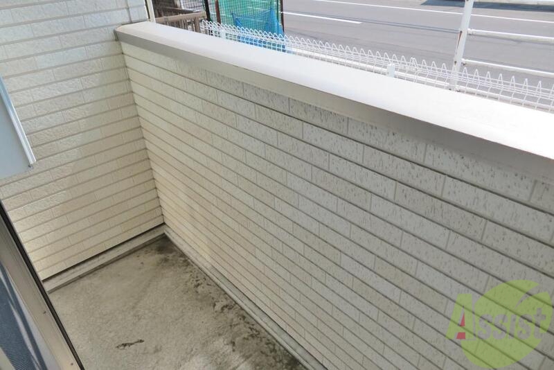 バルコニー　お天気の良い日は布団も干せてポカポカです。
