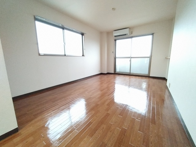 居室・リビング　２面採光で日当たり良好の居室