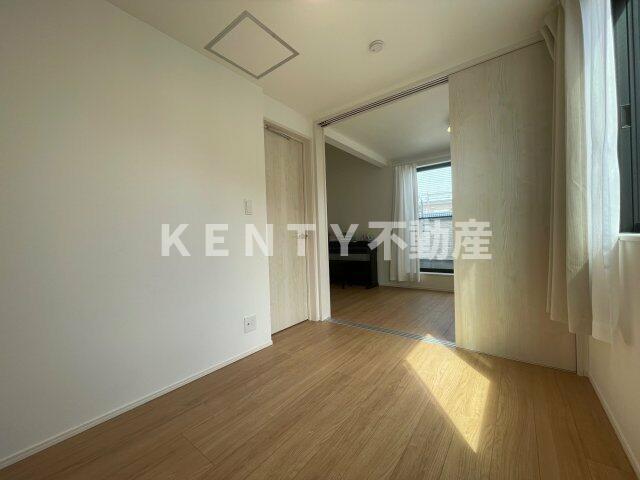 その他部屋・スペース　広くて明るい寝室