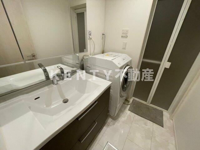 洗面設備　明るい洗面所です