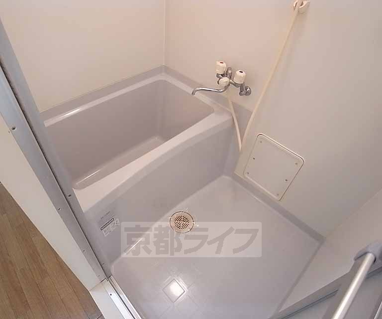 バス・シャワールーム　清潔感あるバスルーム