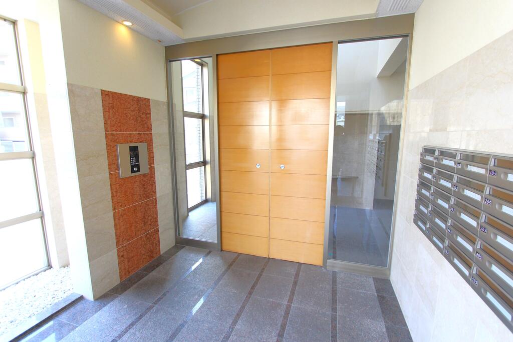 エントランス　オートロック完備の物件です！セキュリティも安心です♪