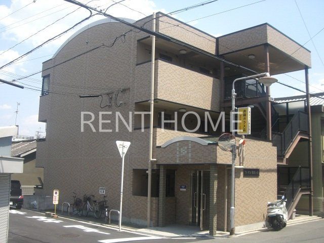 建物外観　鉄骨造３階建て