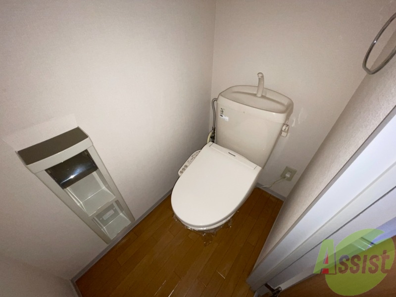 トイレ　温水洗浄便座なので快適に使用できそうですね。