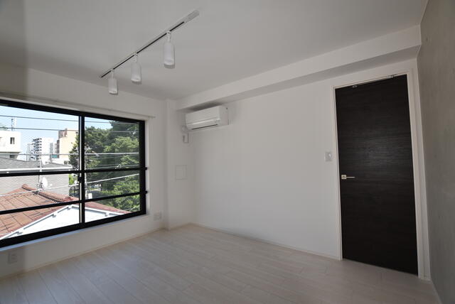 居室・リビング　LDK約8帖　フローリング　エアコンあり