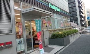 コンビニ　ファミリーマート 新橋五丁目店（コンビニ）まで383m