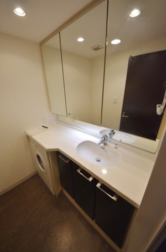 洗面設備　明るい洗面所です