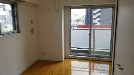 居室・リビング　落ち着いた色合いの床材を使用した居住空間です。