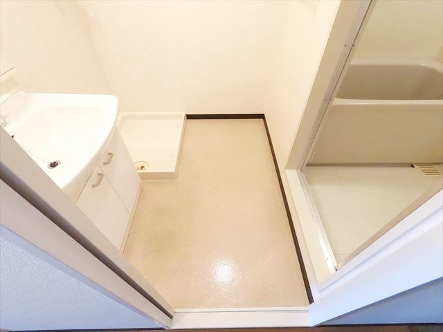 洗面設備　脱衣所（参考写真、同物件他号室）