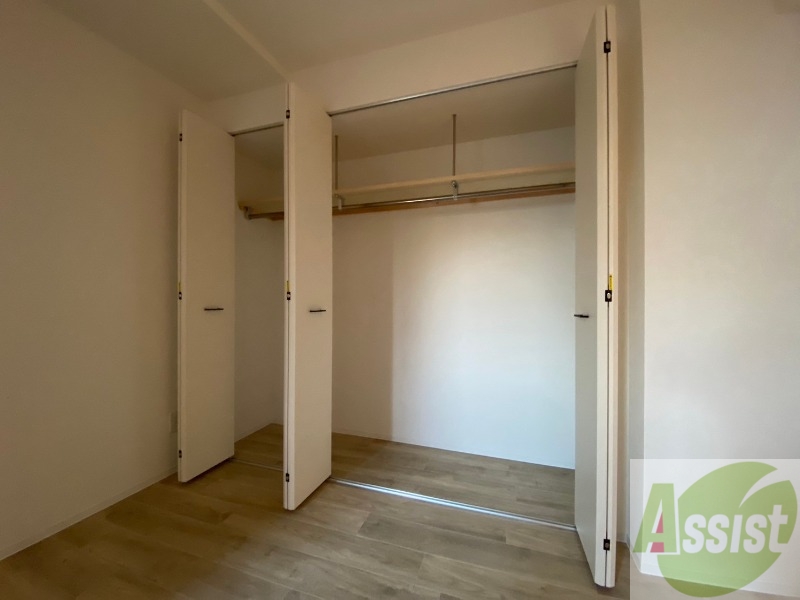 収納　こちらの収納にはハンガーをかけて服もしまえますね。