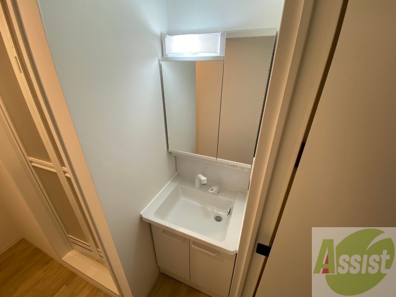 洗面設備　独立洗面台です。大きくてよいですね。シャンプーもできます！